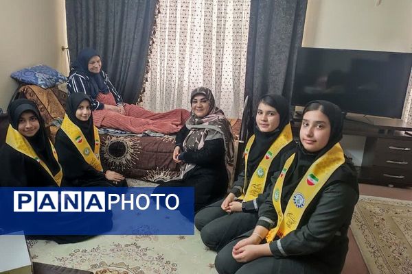  دیدار دانش‌آموزان  پیشتاز دبیرستان پویش دماوند با مادر شهید محمدخانی 