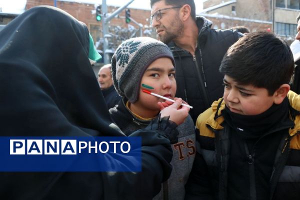 حضور گسترده کودکان و نوجوانان ارومیه‌ای در راهپیمایی ۲۲ بهمن
