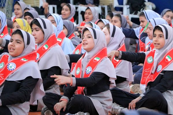 بهارستان دو صحنه همفکری، همدلی و همکاری پیشتازان در همایش یاوران انقلاب
