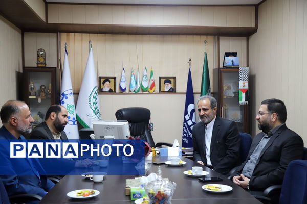 تجلیل از همکاران سازمان دانش آموزی شهر تهران در بیست و پنجمین سالروز تاسیس سازمان دانش آموزی 