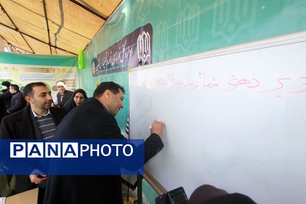 بازدید مدیرکل آموزش و پرورش از غرفه اداره‌کل نوسازی مدارس استان اصفهان در راهپیمایی 22 بهمن