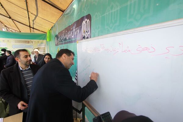 بازدید مدیرکل آموزش و پرورش از غرفه اداره‌کل نوسازی مدارس استان اصفهان در راهپیمایی 22 بهمن