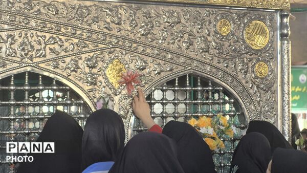 فارسان در جشن دهه کرامت؛ گردهمایی مردم در بارگاه امامزاده 