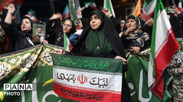 تمام مردم پای کار انقلابند
