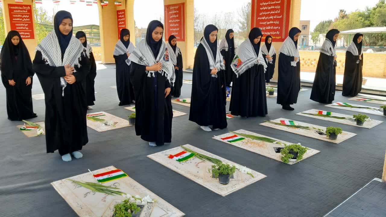ادای احترام دانش‌آموزان میبدی به شهدای جنگ تحمیلی 