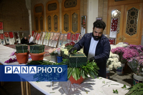 گل آرایی ضریح مطهر حضرت معصومه(س) به مناسبت روز دختر