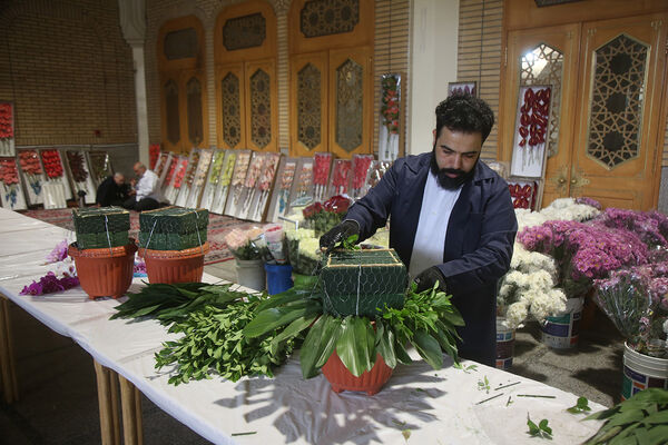 گل آرایی ضریح مطهر حضرت معصومه(س) به مناسبت روز دختر