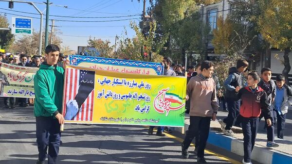 راهپیمایی بزرگ ۱۳ آبان در شازند؛ حضور گسترده مردم و دانش‌آموزان در حمایت از آرمان‌های انقلاب