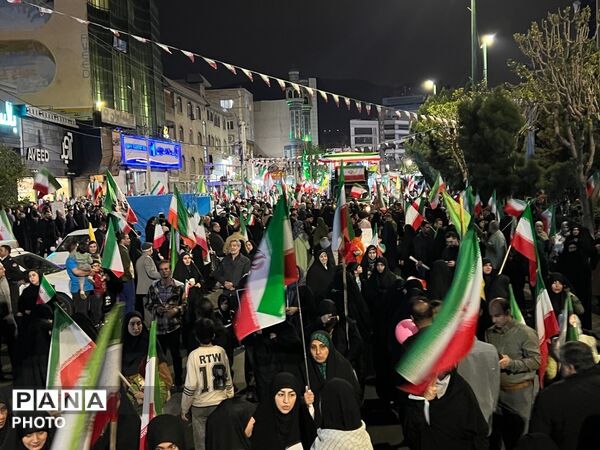 حضور دختران انقلابی در چهل و نهمین شب بیعت با رهبری