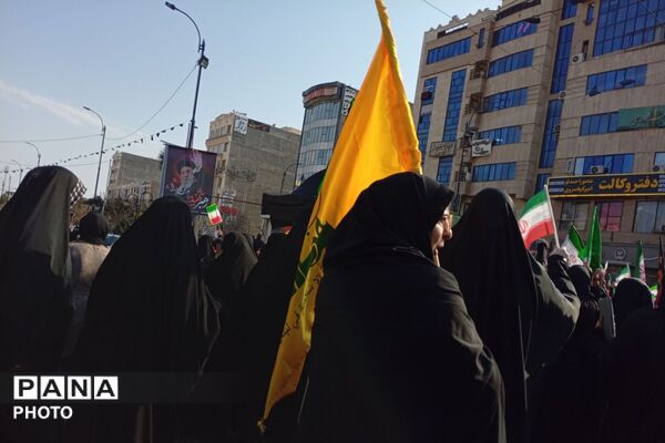 حضور مردم شهرستان رباط‌کریم برای بیعت با سومین رهبر انقلاب