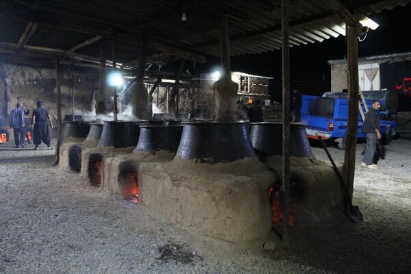 آماده‌سازی هلیم عاشورا در روستای اسحاق آباد نیشابور 