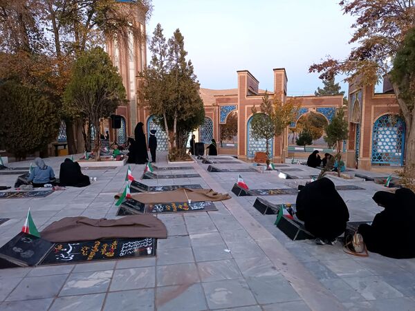 دختران شاهد فاطمه‌زهرا(س) در گلزار شهدا، قبور مطهر را به رنگ عشق آراستند