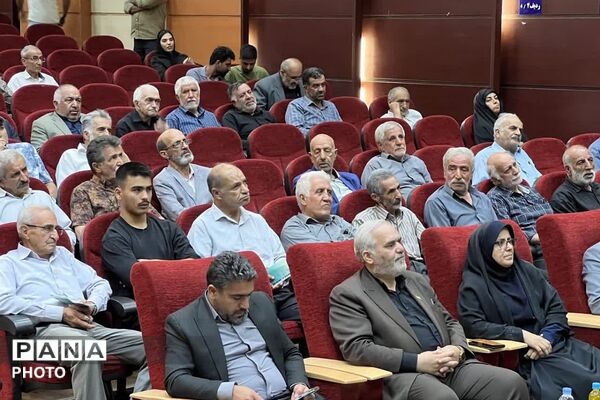  همایش تخصصی باغداران و کشاورزان شهرستان فیروزکوه در سالن شهید آوینی