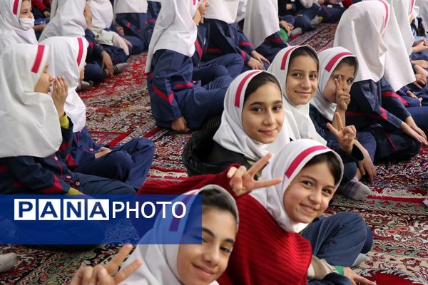 اقامه نماز در مدرسه شهیدان ایرلو قرچک