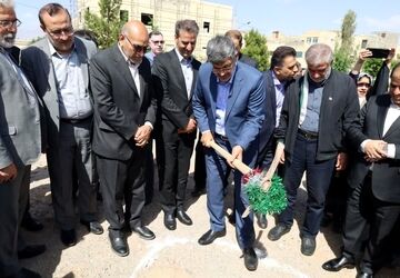 آیین کلنگ زنی مدرسه ۱۲ کلاسه شجره طیبه در یزد