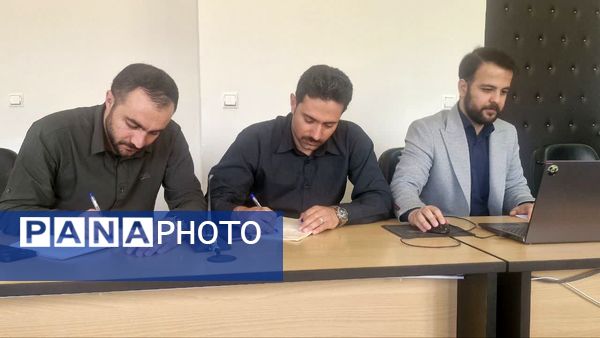 بازدید وزراتی از فعالیت‌های اجرا شده برنامه نماد در مدارس شازند 