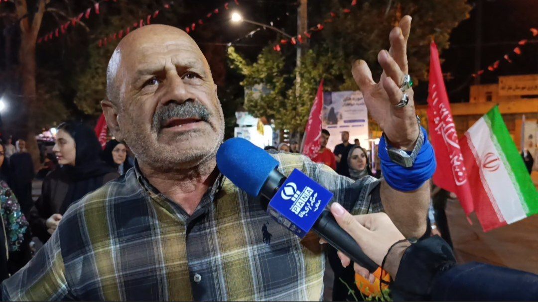 کوهنوردان با صعود به قله‌های ایران، روحیه ایستادگی و همبستگی خود را به نمایش می‌گذارند