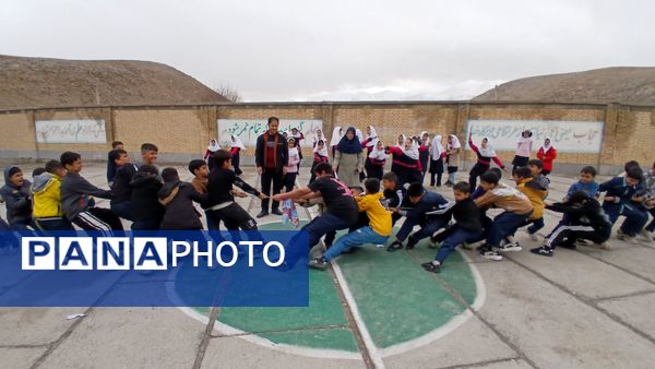 برگزاری جشن دهه فجر با برنامه‌های ورزشی و فرهنگی در دبستان شهید ابوالفضل