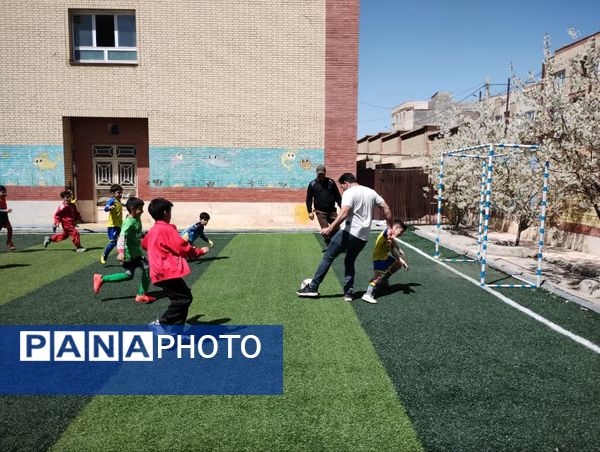 اجرای طرح شهید خرازی ( آزادسازی فضای ورزشی) در دبستان پیامبراعظم ( ص) شهرستان فیروزکوه 