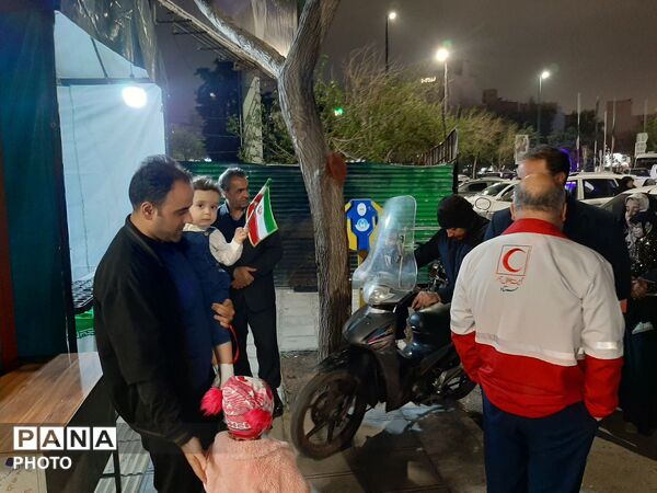 پویش «با هم قوی‌تر شویم»  در میدان ۱۵ خرداد