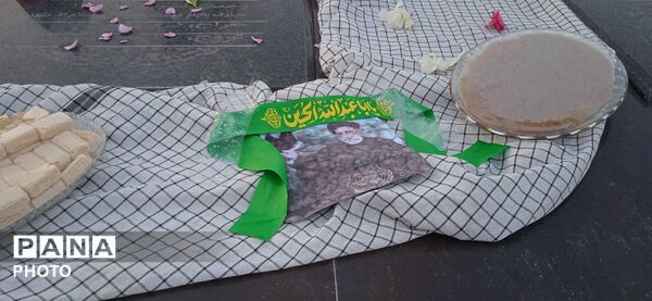  مردم در کنار شهدا، با نماز و زیارت تحویل سال را آغاز کردند