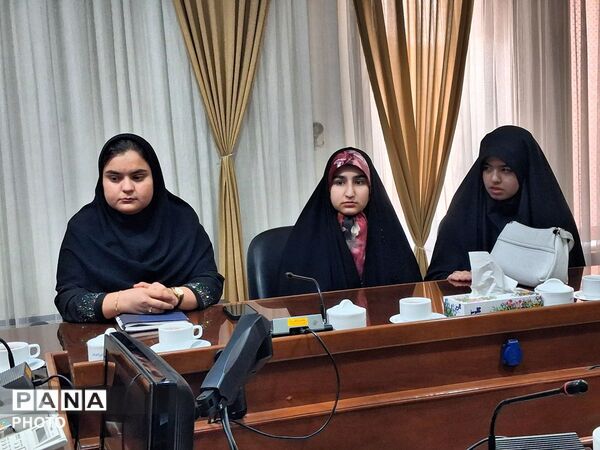 دیدار دختران تشکل های دانش آموزی و کار گروه دائمی دختران با فرماندار کاشمر 