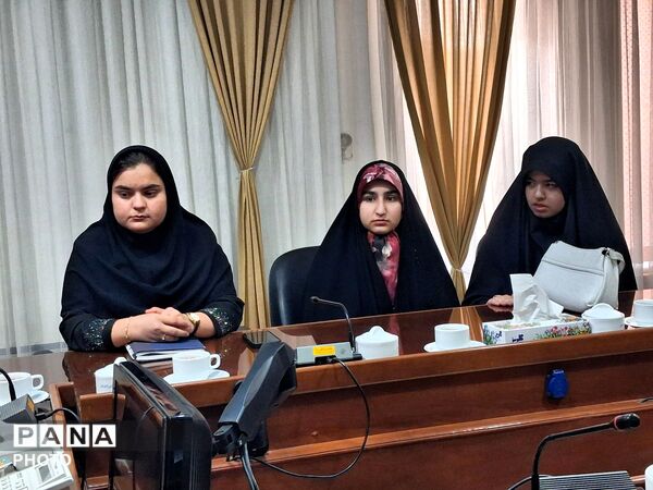 دیدار دختران تشکل های دانش آموزی و کار گروه دائمی دختران با فرماندار کاشمر 