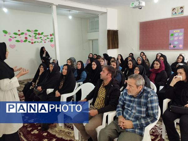 جلسه آموزش خانواده در دبیرستان دخترانه رفعت