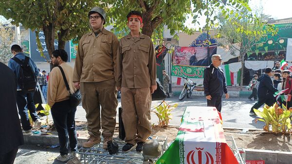 دانش‌آموزان با حضور در راهپیمایی ۱۳ آبان تنفر خود را نسبت به شیاطین امروزی نشان دادند