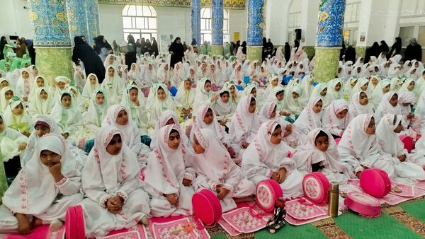 برگزاری جشن تکلیف دو هزار دانش‌آموز دختر سوم ابتدایی در میناب