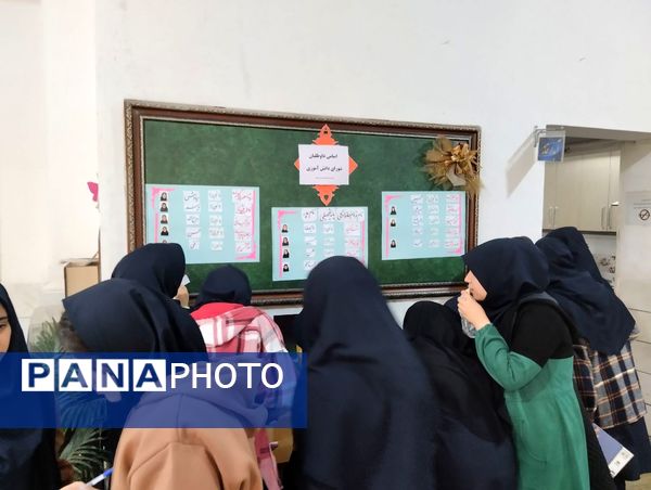 جلوه‌هایی از انتخابات شورای دانش‌آموزی در دبیرستان فرزانگان قم