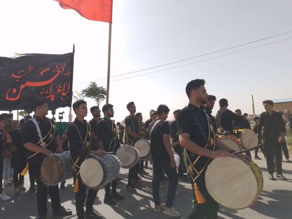 مراسم سینه زنی و علم گردانی اهالی روستای نقاب در امامزاده سید حسن روستای میرآباد