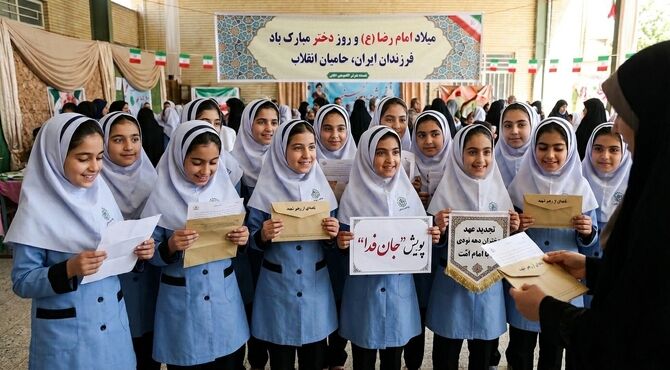 تجدید عهد دختران شهرستان صحنه با آرمان‌های امام امت در روز دختر