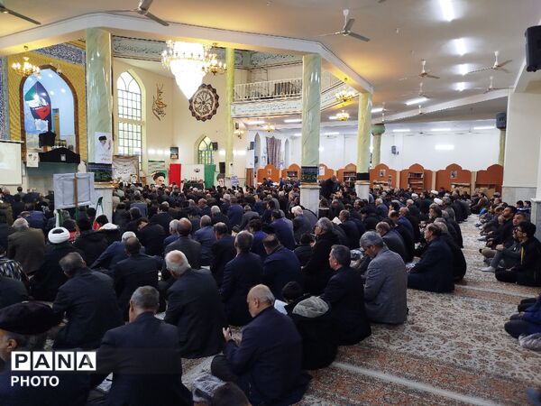 حضور دانش آموزان دبیرستان نمونه آیت الله خامنه ای در مراسم گرامیداشت رهبر معظم انقلاب اسلامی