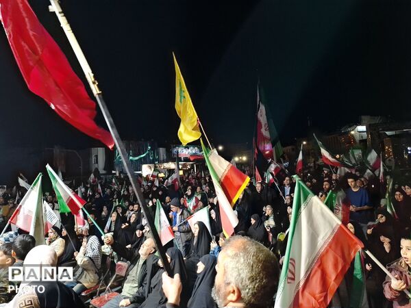 مردم شریف مشهد با شعار " هوا فضای سپاه، بزن به کاخ سیاه"  تاریکی شب‌ را روشن کردند