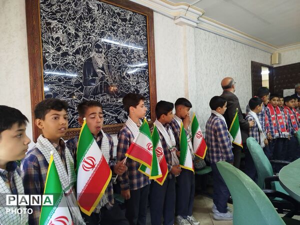 تجلیل دانش آموزان از حافظان امنیت  در نیشابور