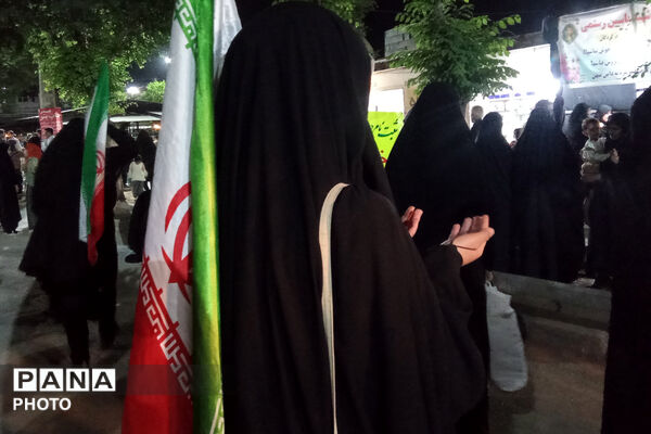 ایستادگی در سایه پرچم وطن