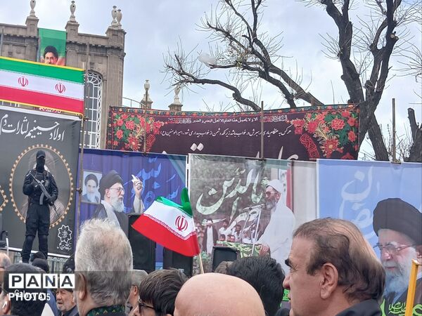 در فراق رهبر شهیدمان به میدان آمدیم 