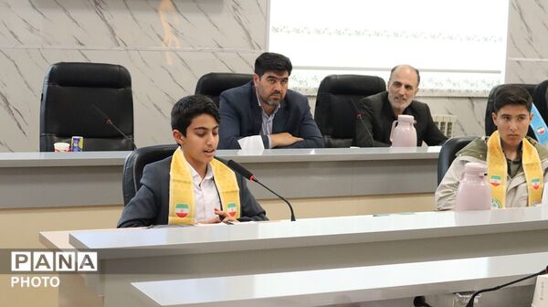 نشست صمیمی اعضای تشکل های دانش آموزی با مدیرکل آموزش وپرورش استان اردبیل