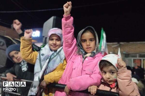 اینجا دانش‌آموزان و فرهنگیان میدان‌داری می‌کنند