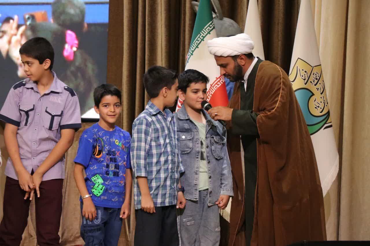 تجلیل از دانش آموزان برتر مسابقات قرآن و عترت و نماز در نجف آباد