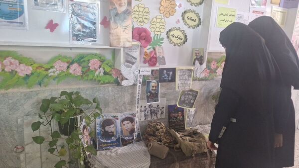 آماده سازی فضای آموزشگاه به مناسبت روز پیروزی انقلاب اسلامی 