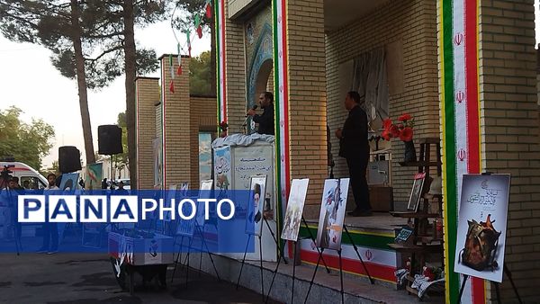 غبارروبی مزار شهدا توسط مسئولین شهرستان نیشابور انجام شد 