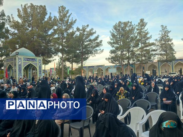 غبارروبی و عطرافشانی گلزار مطهر شهدا در نیشابور 