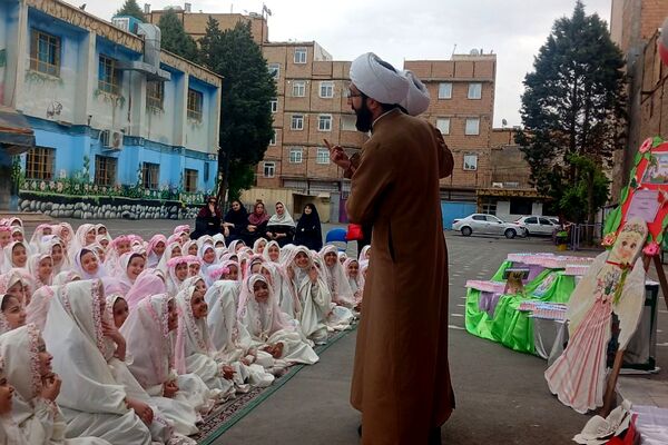 برگزاری جشن تکلیف دختران در مدرسه معراج بهارستان۲