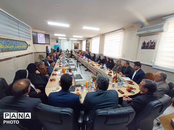 تجلیل از معلمان نمونه شهرستان قدس با حضور فرماندار و خانواده معظم شهدا
