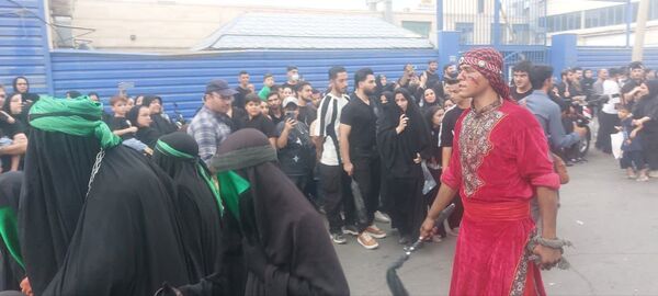 استقبال عزاداران حسینی از کاروان نمادین اسرای کربلا در قم