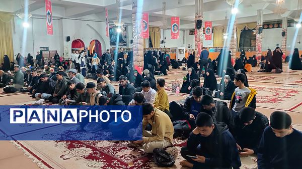 قرائت زیارت عاشورا توسط زائران مسجد جمکران در گلزار شهدای یاسوج