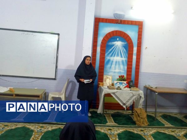 خوانش زندگی نامه شهدا در دبیرستان فاطمیه