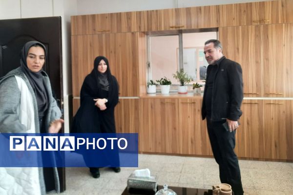 بازدید مدیر آموزش و پرورش ناحیه دو شهرری از دبستان شهید چمران 